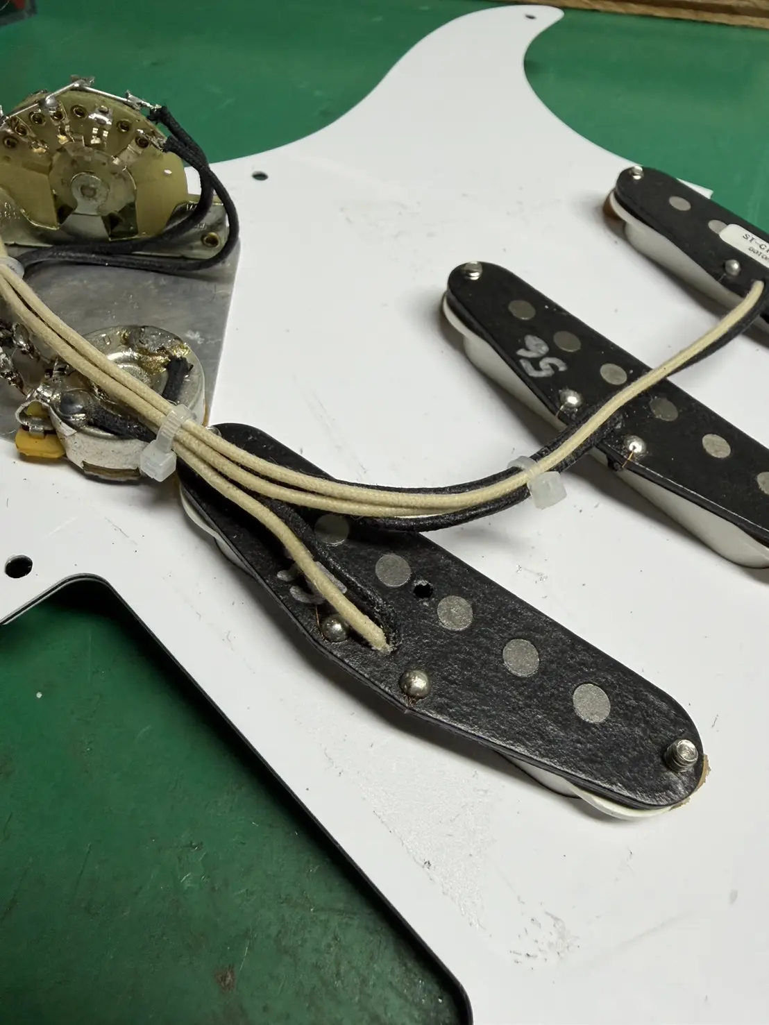 配線作業を行ったエレキギター