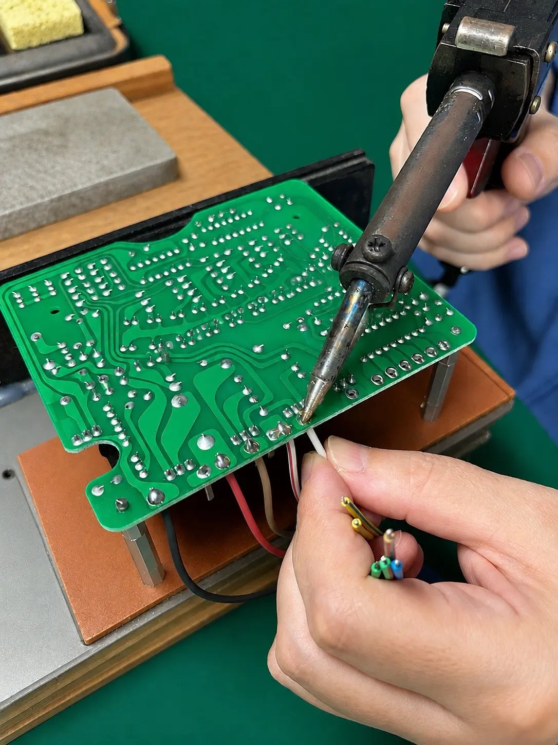 基板への手はんだ作業