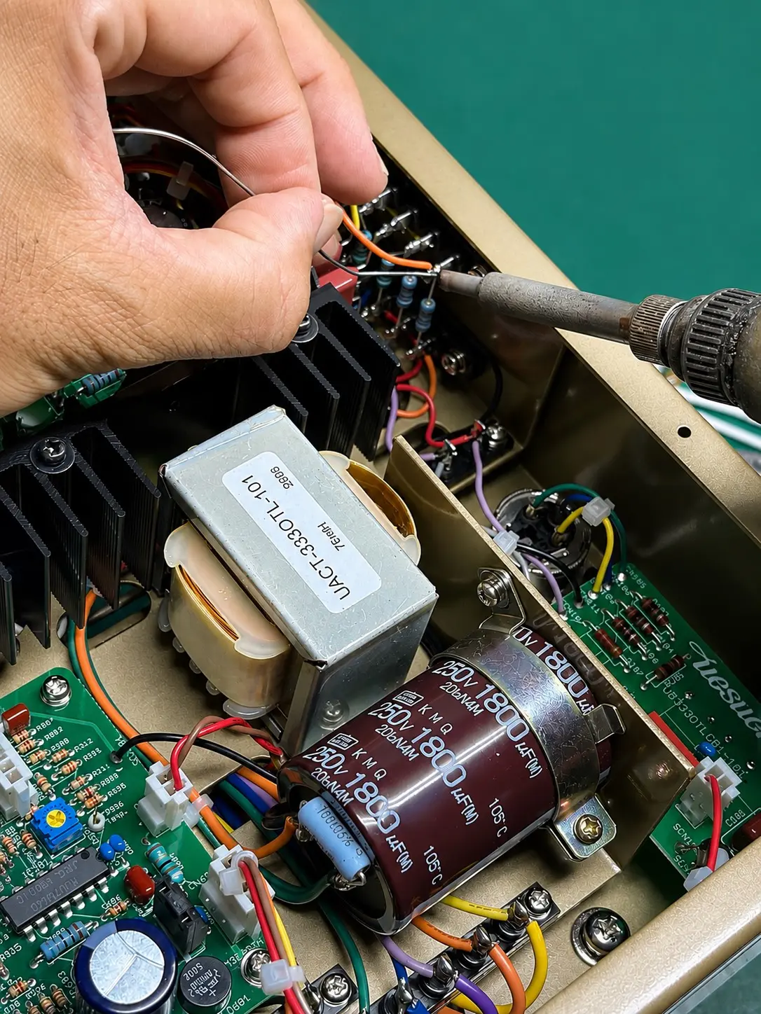 オーディオ機器内部を手はんだで仕上げる作業