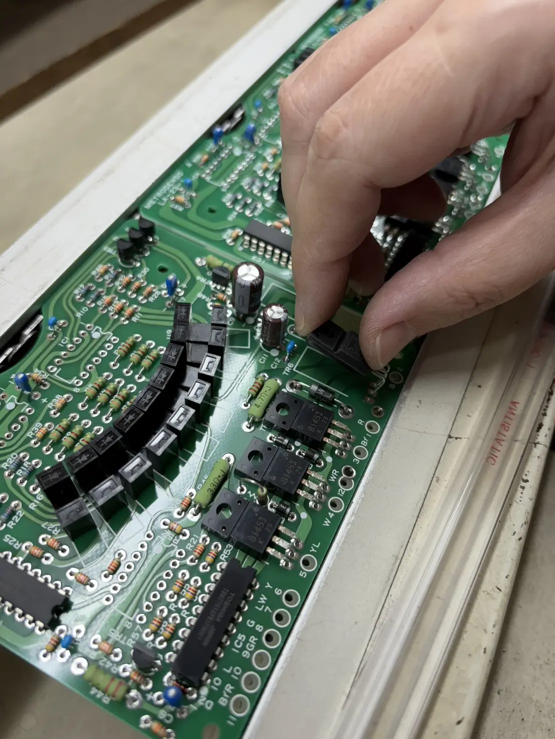 基板へ部品を手挿入する作業