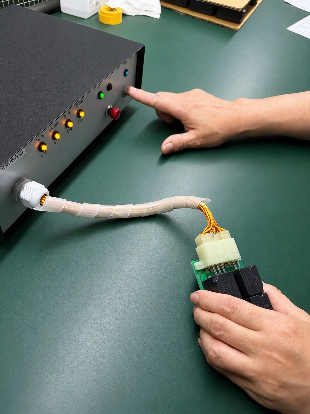 検査機を使用して基板の動作を確認する工程